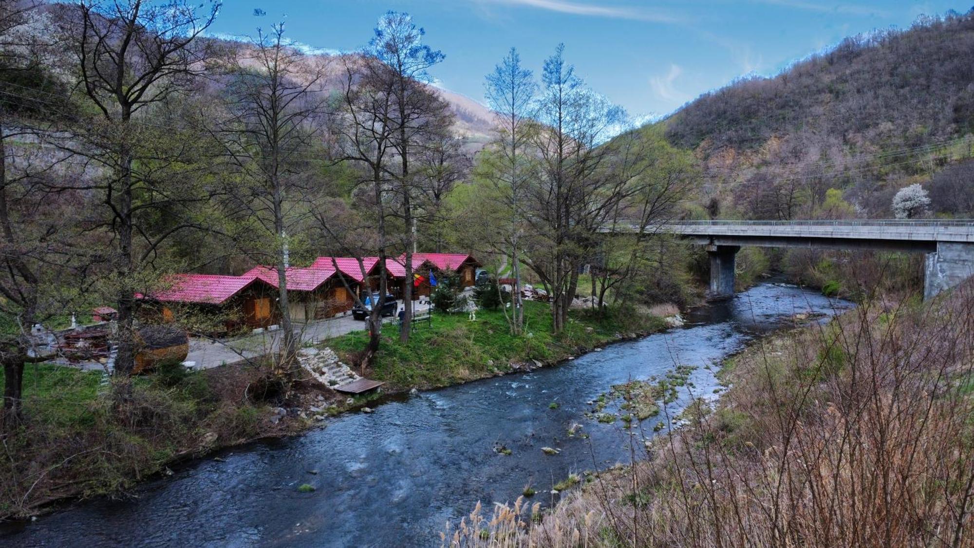 Eden Natural Resort - Transalpina Capalna ภายนอก รูปภาพ